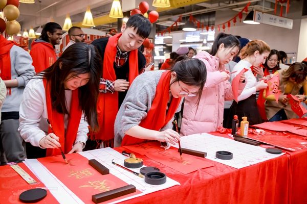北京航空航天大学:师生一起感受浓厚新春氛围。校方供图