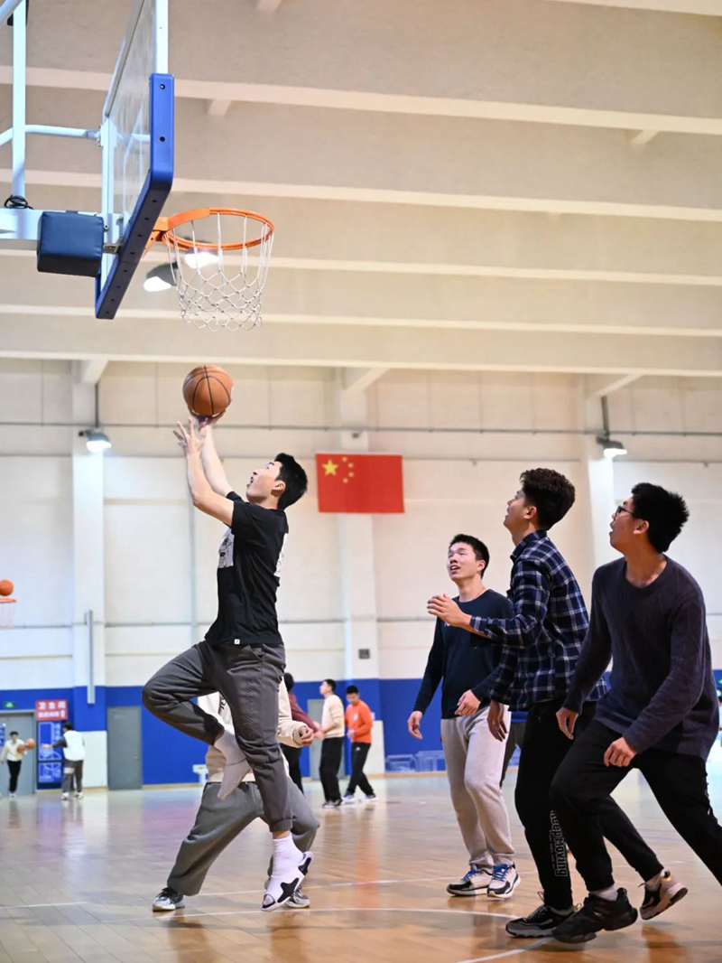 開學第一天,同濟大學的學生們在體育課上打籃球。同濟大學供圖