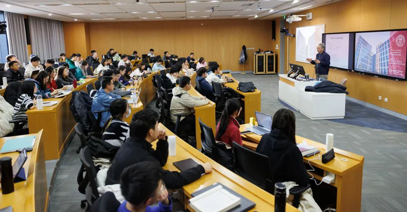 中國人民大學開學第一天,學生們回歸課堂。中國人民大學供圖