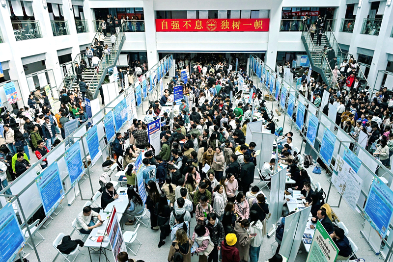 兰州大学举行2024届毕业生大型春季综合双选会。校方供图