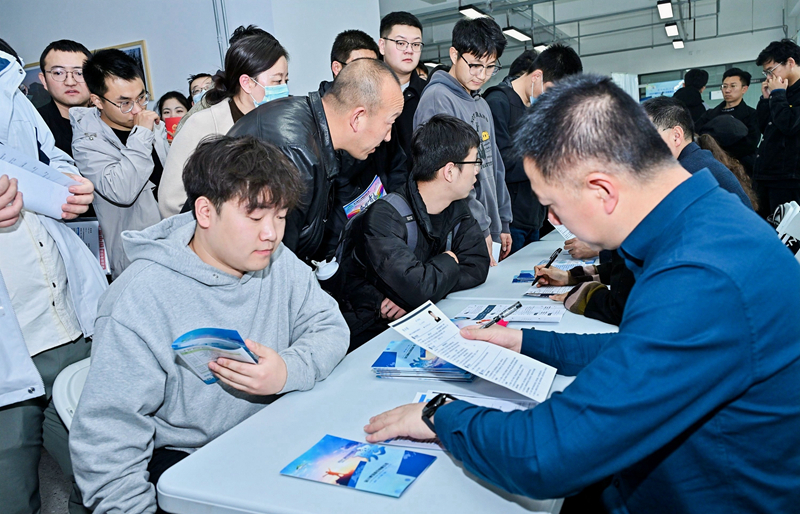 兰州大学举行2024届毕业生大型春季综合双选会。校方供图