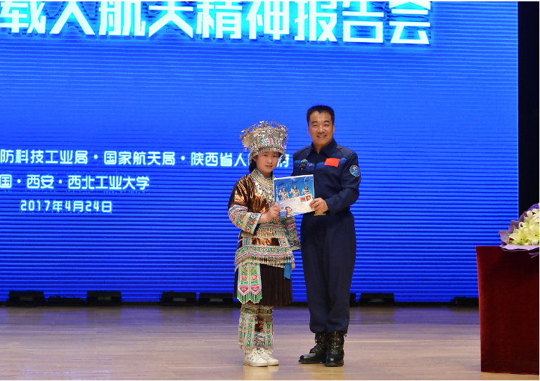 韦知月(化名)在西北工业大学与英雄航天员张晓光合影。受访者供图