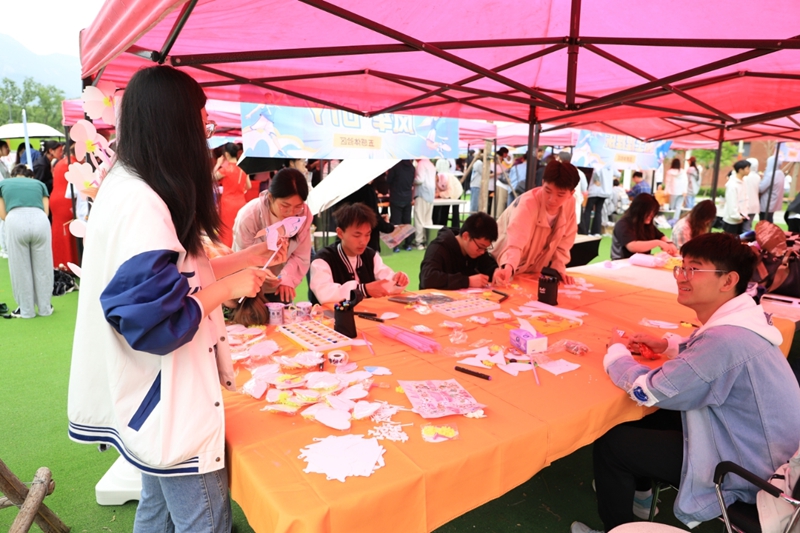 北京化工大學“百花”心理游園會現場。校方供圖