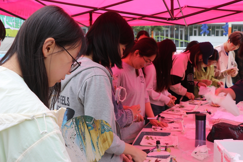 北京化工大學“百花”心理游園會現場。校方供圖
