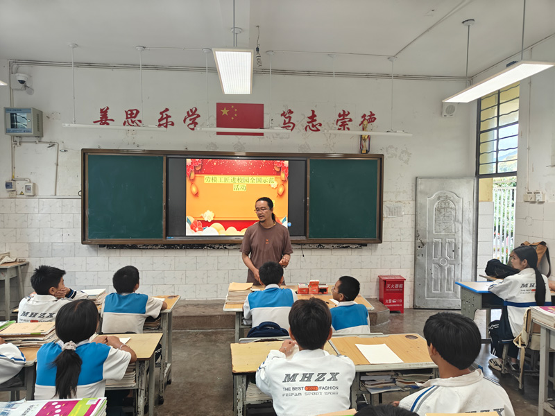 國家級非遺項目“斑銅制作技藝”省級代表性傳承人李碧向現場師生代表進行宣講