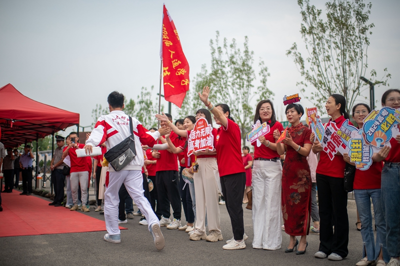 6月7日，在中國人民大學附屬中學通州校區考點，考生與送考老師擊掌加油。人民網記者 翁奇羽攝