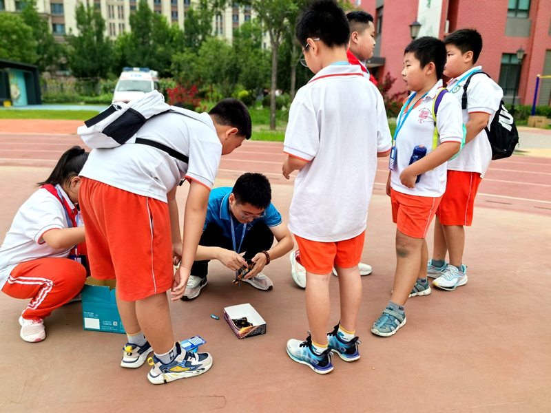 活动现场,同学们正在做赛前准备。闫一鸣摄