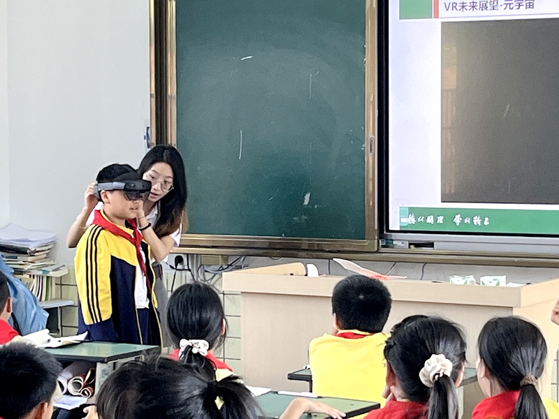 工信部直属高校学子共赴之江小学开展科普实践。校方供图