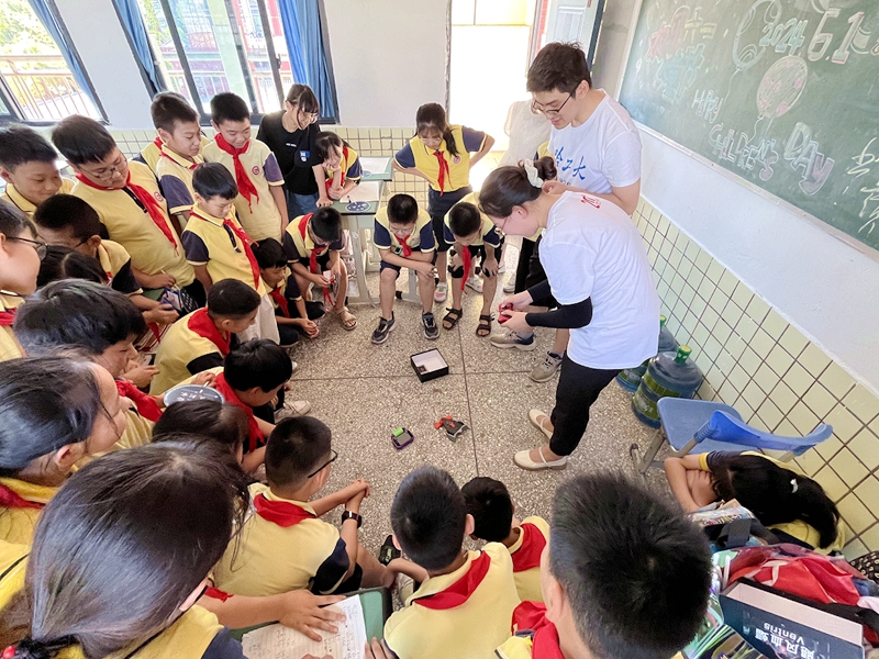 工信部直属高校学子共赴之江小学开展科普实践。校方供图