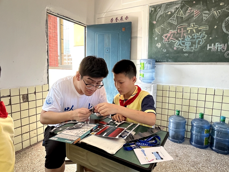 工信部直属高校学子共赴之江小学开展科普实践。校方供图