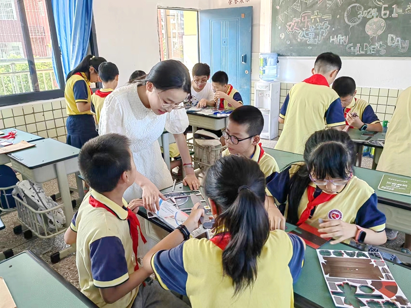 工信部直属高校学子共赴之江小学开展科普实践。校方供图
