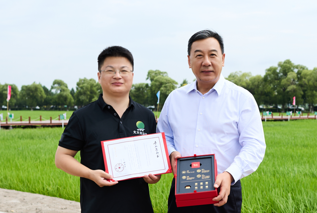 中国人民大学党委书记张东刚送出2024年首封博士研究生录取通知书。学校供图