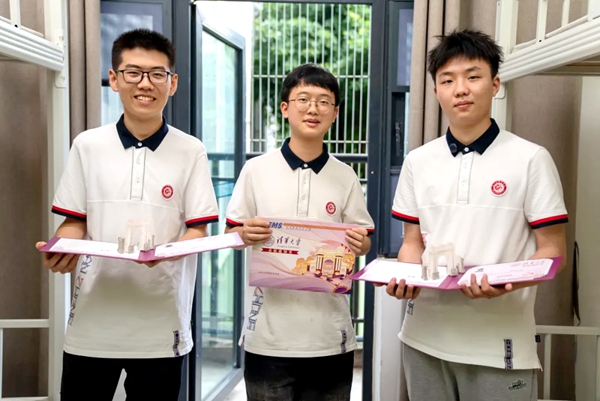 王子源(左)、母翰尧(中)、郭洋君(右)。清华大学供图