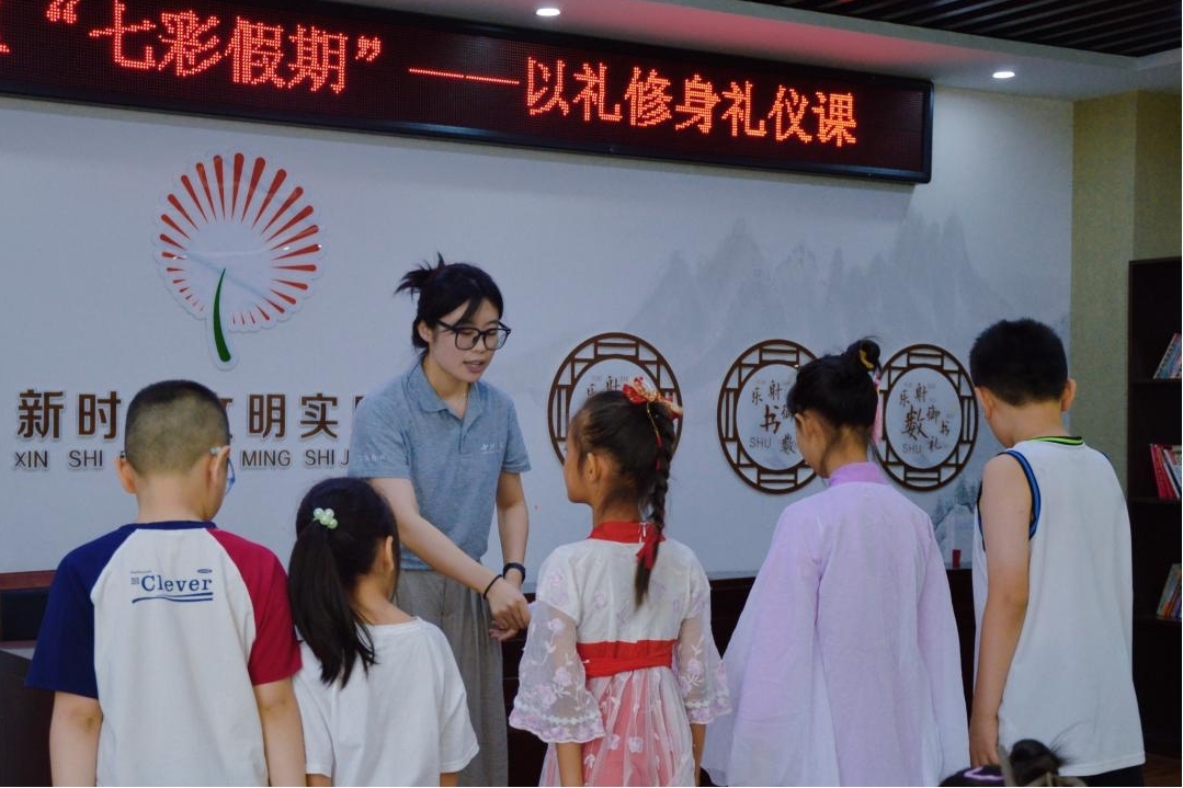 曲阜市小雪街道如意社區新時代文明實踐站以禮修身禮儀課。謝婉瑩 攝
