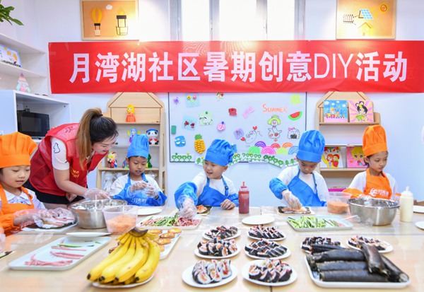 漯河市月灣湖社區青少年活動室裡,志願者教孩子們做手工。 齊國霞攝