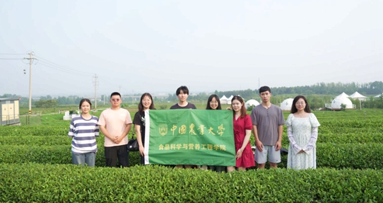 在山东日照,中国农业大学食品学院实践团就农业生产智能化设备、肥料选用等问题开展实地调研,并面向300余名村民陆续开展4次科普宣讲。校方供图