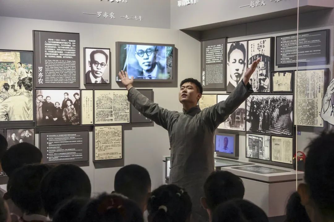 勞模身穿長袍再現烈士事跡。徐匯區總工會供圖