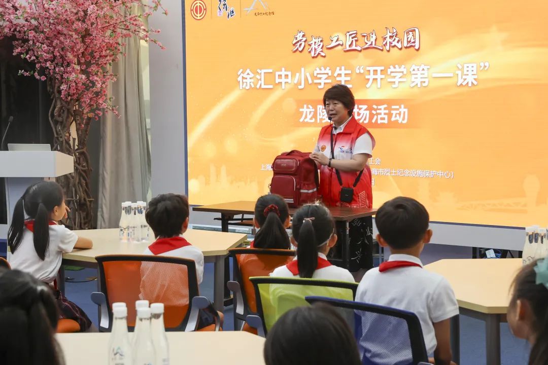 勞模工匠現場向同學們傳授勞動技能。徐匯區總工會供圖