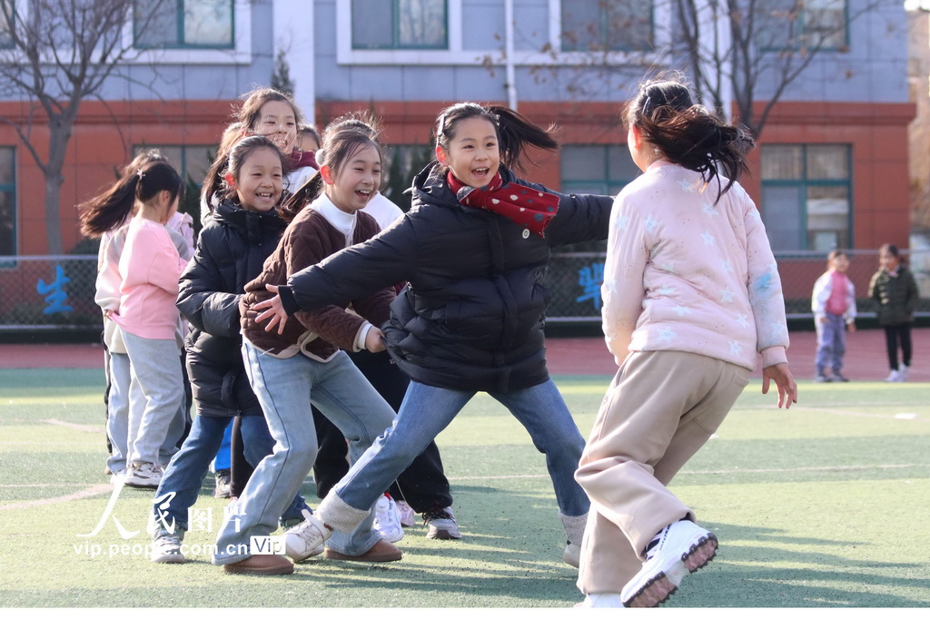2024年12月27日，在山東省高密市恆濤實驗小學，孩子們在玩老鷹捉小雞游戲。