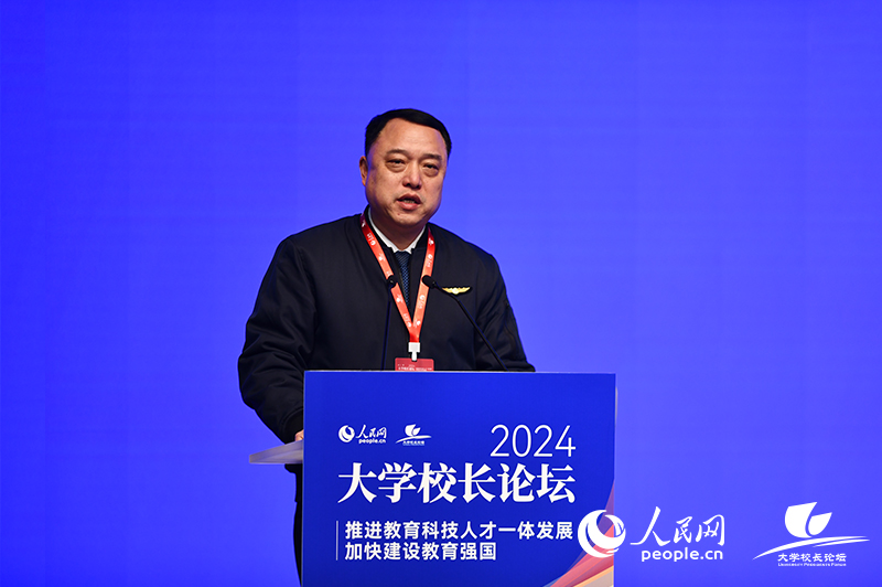 中國民用航空飛行學院黨委常委、副院長馬建新。人民網記者 任峰濤攝