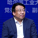     刘挺    哈尔滨工业大学党委常委、副校长数字化时代将实现教育规模化和教育个性化两个维度的结合。同时，要在学习过程中拥抱大模型，使用大模型工具，不断提高自己的信息素养。