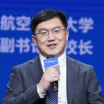     李润东    沈阳航空航天大学党委副书记、校长教育的方向应该来自于科技的需求。不管本科、硕士、博士，最终我们要把培养的人送到社会，被科技界、产业界所评价。