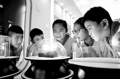 江西省南昌市青雲客航天科創空間青少年科普館,孩子們在觀察光壓傳動試驗。鮑贛生攝/光明圖片