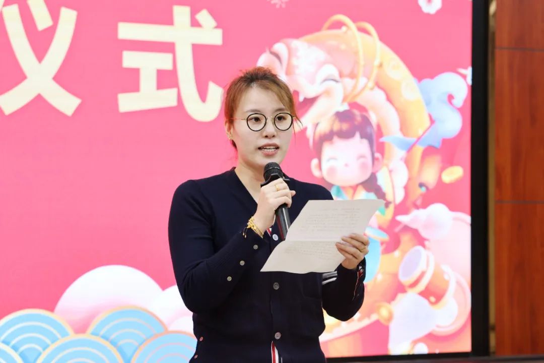 傅園慧在新教師入職儀式上發言。浙江大學供圖