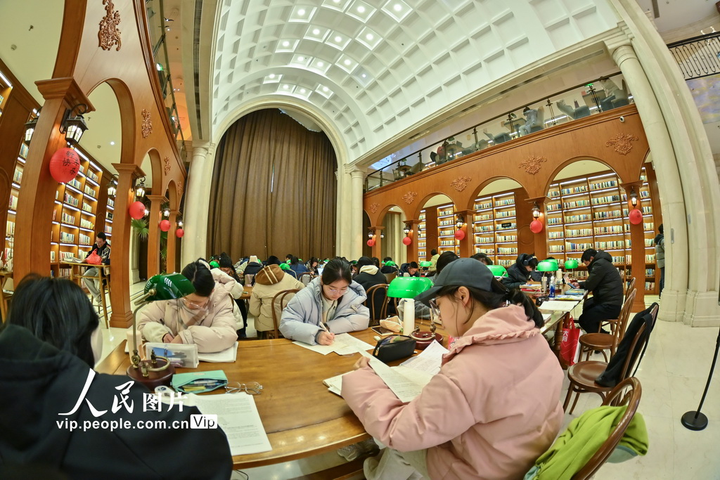 2025年2月2日，江西省南昌高新區圖書館內座無虛席，眾多市民暢游書海之中，享受閱讀的快樂。李劼攝（人民圖片網）