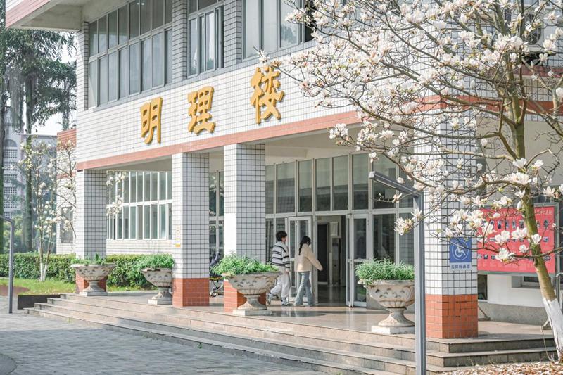 西南醫科大學明理樓前，靜謐中藏著生機。孫偉航攝
