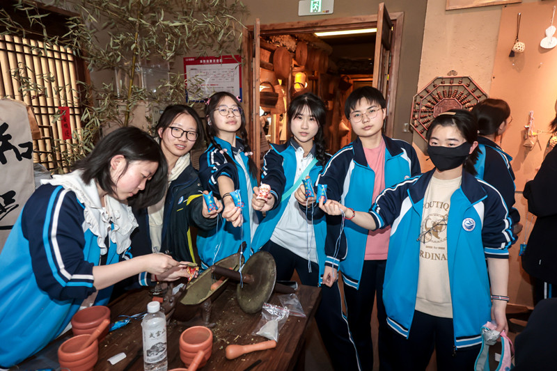 同學們親手制作中醫香囊。校方供圖