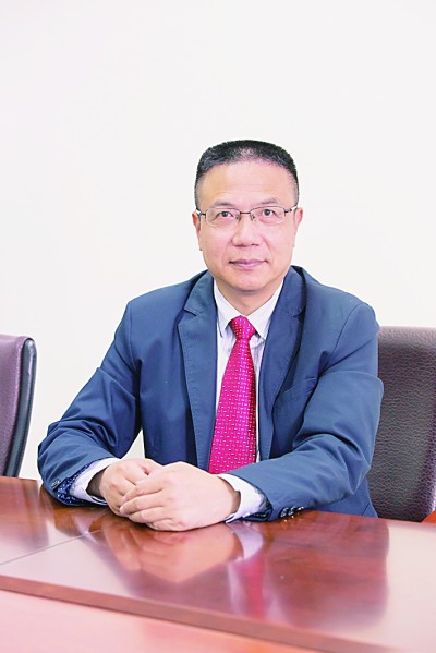 徐飛 教授、博士生導師。歷任上海交通大學副校長、西南交通大學校長、上海財經大學常務副校長，現任福耀科技大學常務副校長。國務院政府特殊津貼專家。先后兼任中國鐵道學會副理事長，中國管理學會組織與戰略專業委員會副主任，教育部高等學校創新創業教育指導委員會副主任，中國高等教育學會創新創業教育分會理事長，中國高質量MBA教育認証（CAMEA）工作委員會副主任，中國職業技術教育學會副會長等。主要研究領域為戰略管理、競爭戰略與博弈論、創新創業、跨文化戰略領導力等。出版著作20余部。