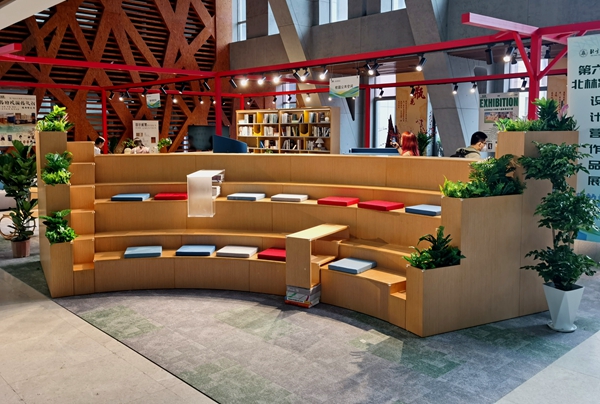 學生設計的校園景觀階梯。校方供圖