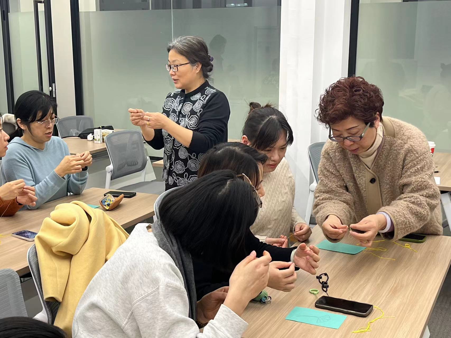 圖為亂針繡中國工藝美術大師孫燕雲(右)授課。常州市總工會供圖