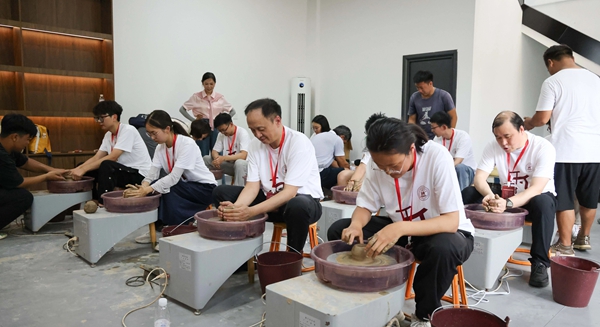 上海財經大學師生現場體驗傣族制陶技藝。校方供圖