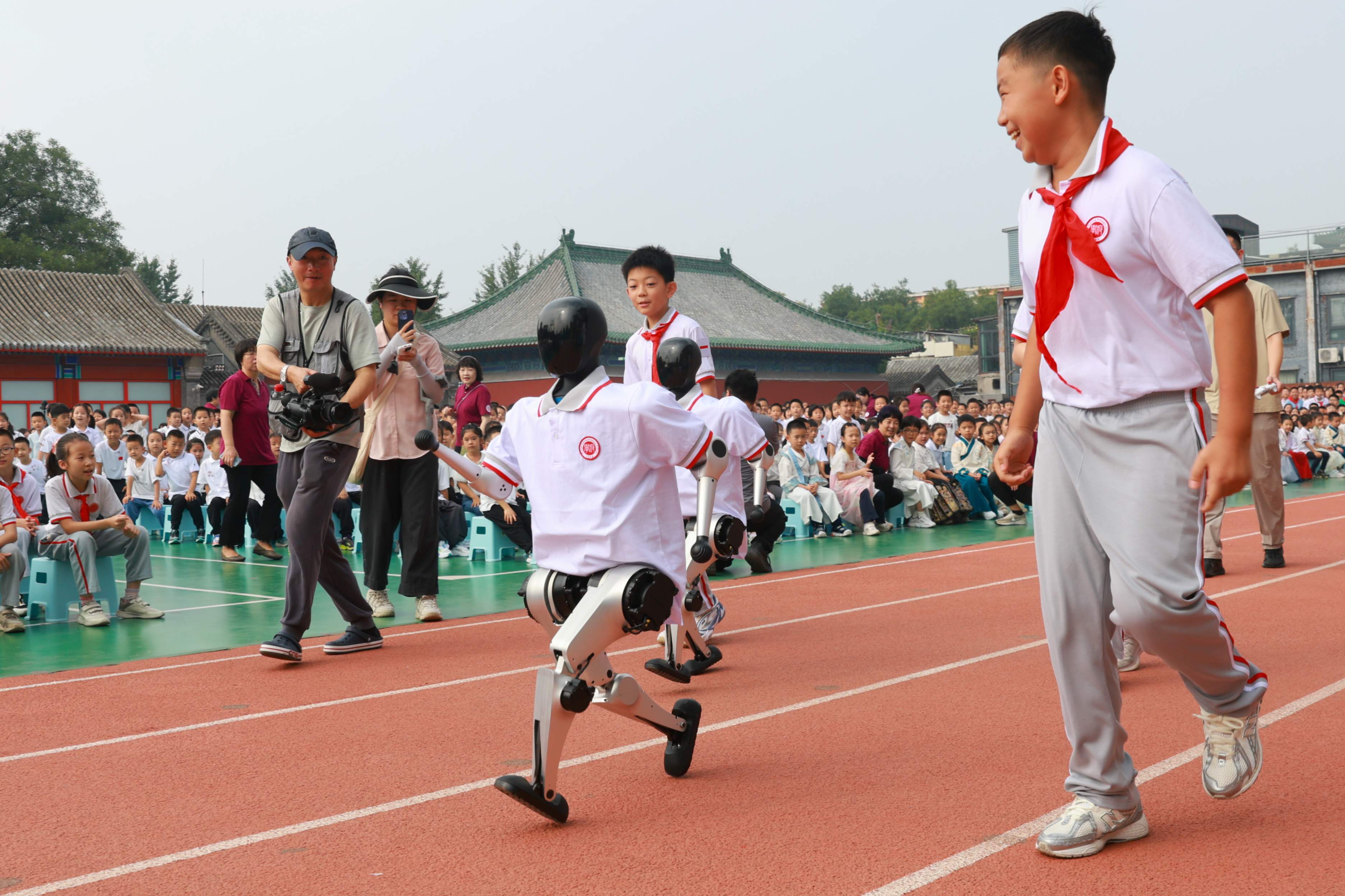 人形機器人與師生互動。校方供圖