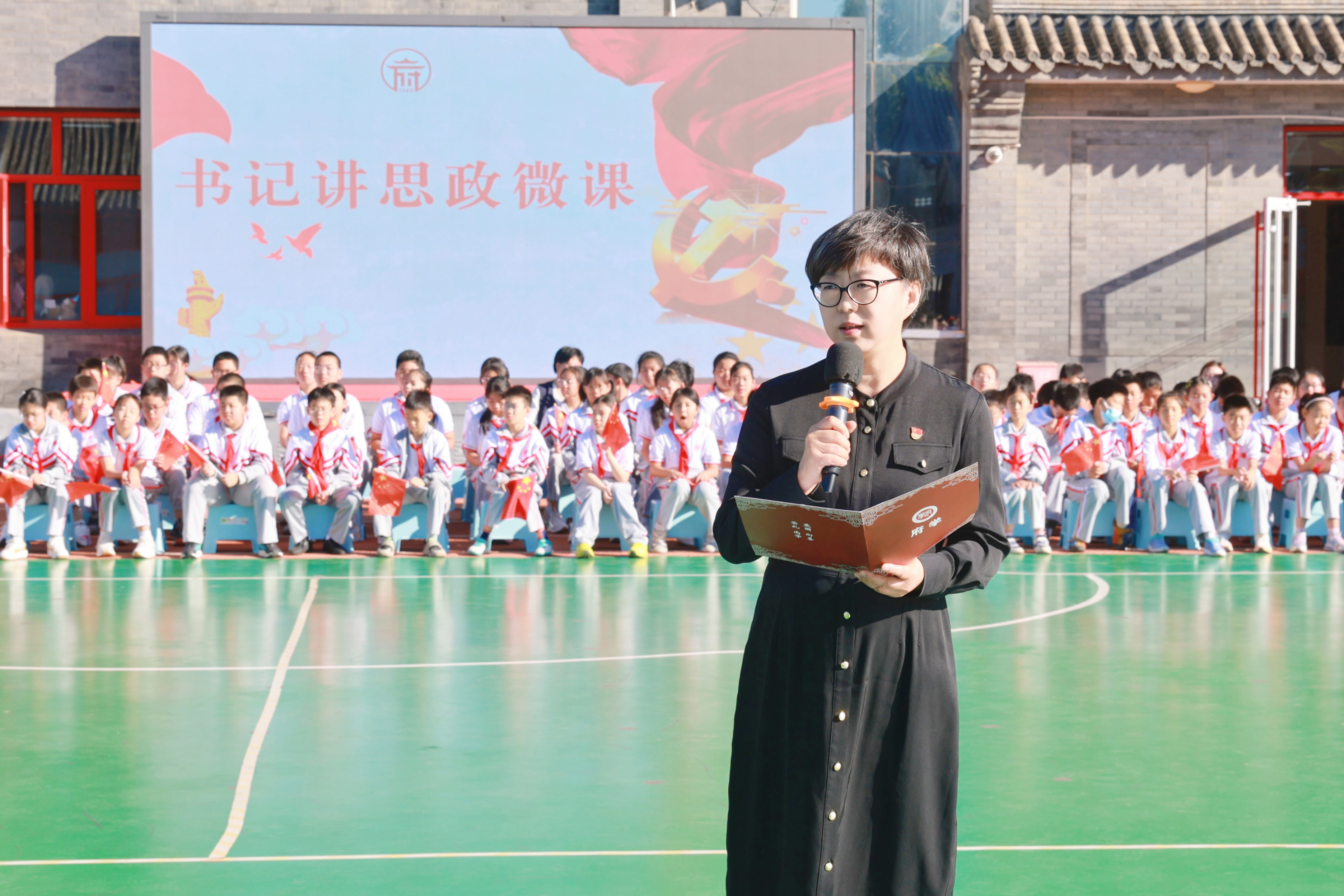 9月18日,學校舉辦全校愛國主題教育活動。府學胡同小學黨委書記滕亞杰開展國防教育微課。府學胡同小學供圖