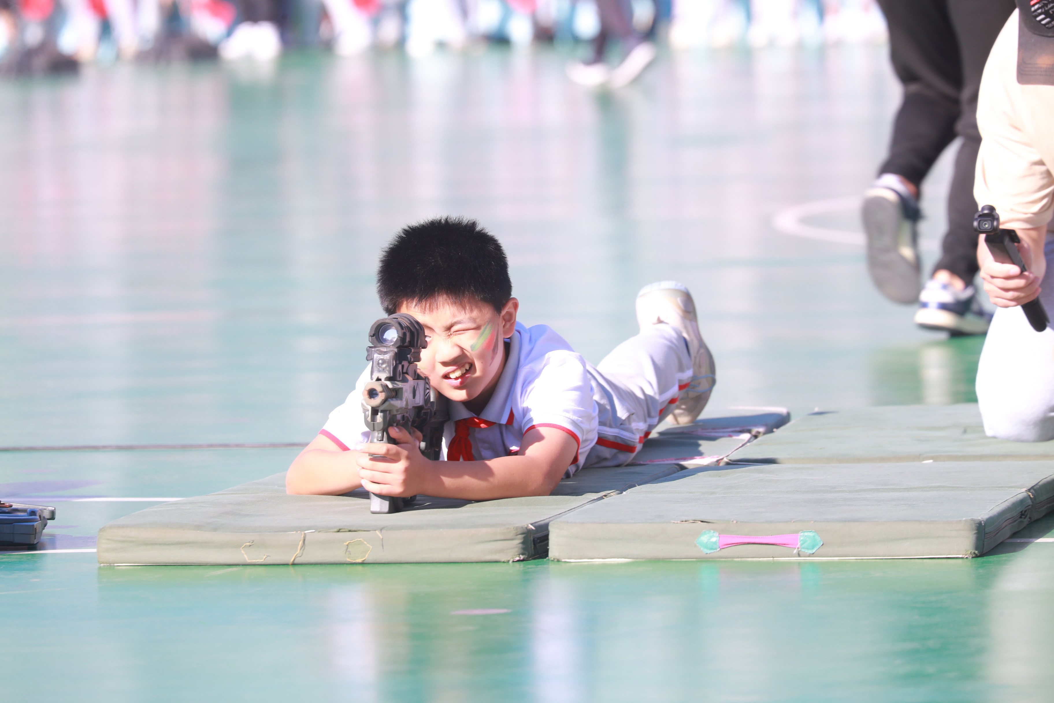 同學們體驗模擬打靶射擊等軍事項目。府學胡同小學供圖