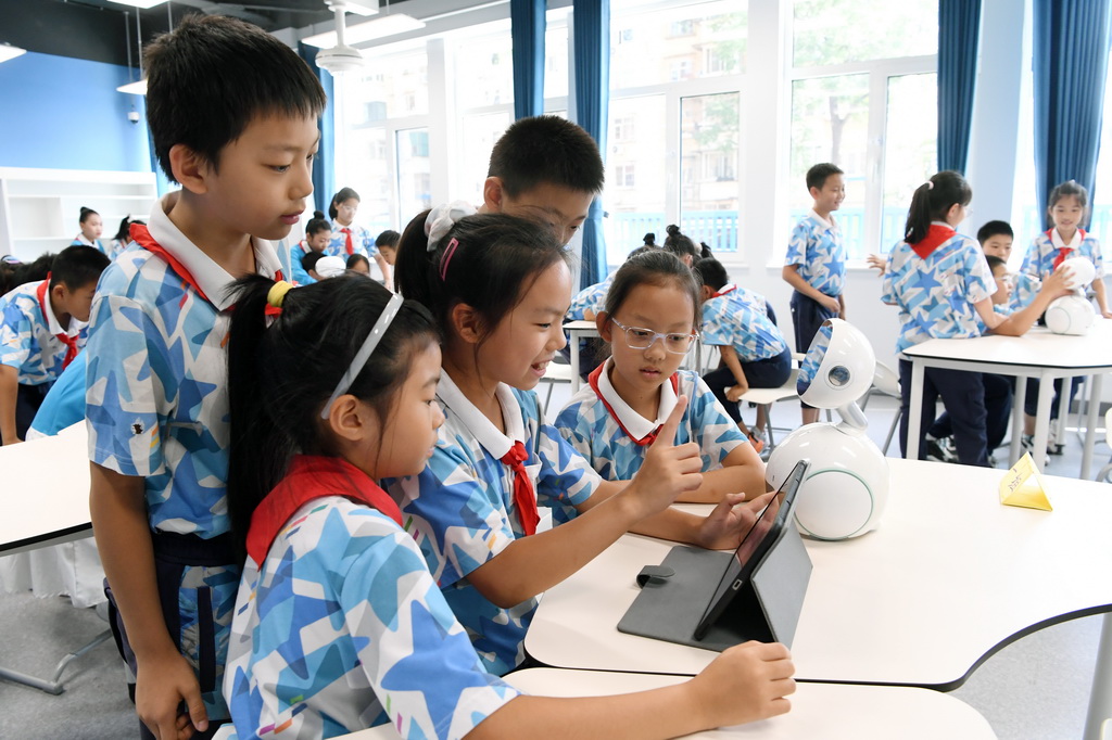 9月24日，北京市第二十中學附屬育鷹小學學生在人工智能教育通識課《從國防到生活——AI人臉識別》了解人臉識別技術。
