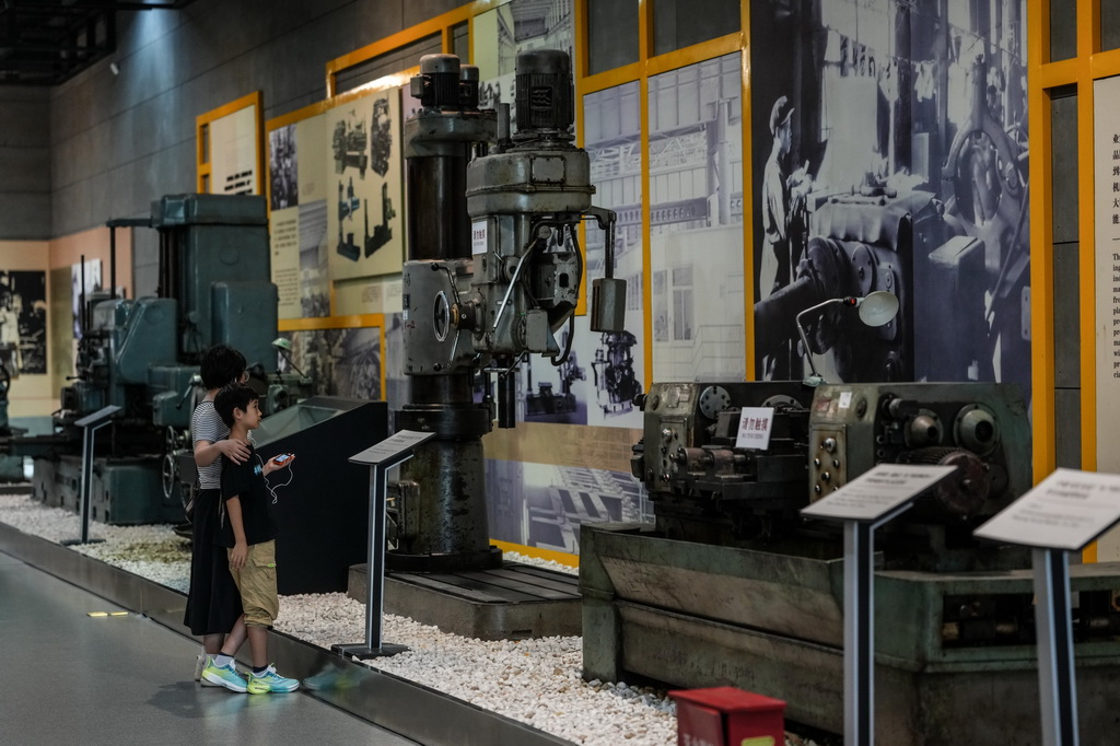 10月1日，游客在中國工業博物館內游覽。
