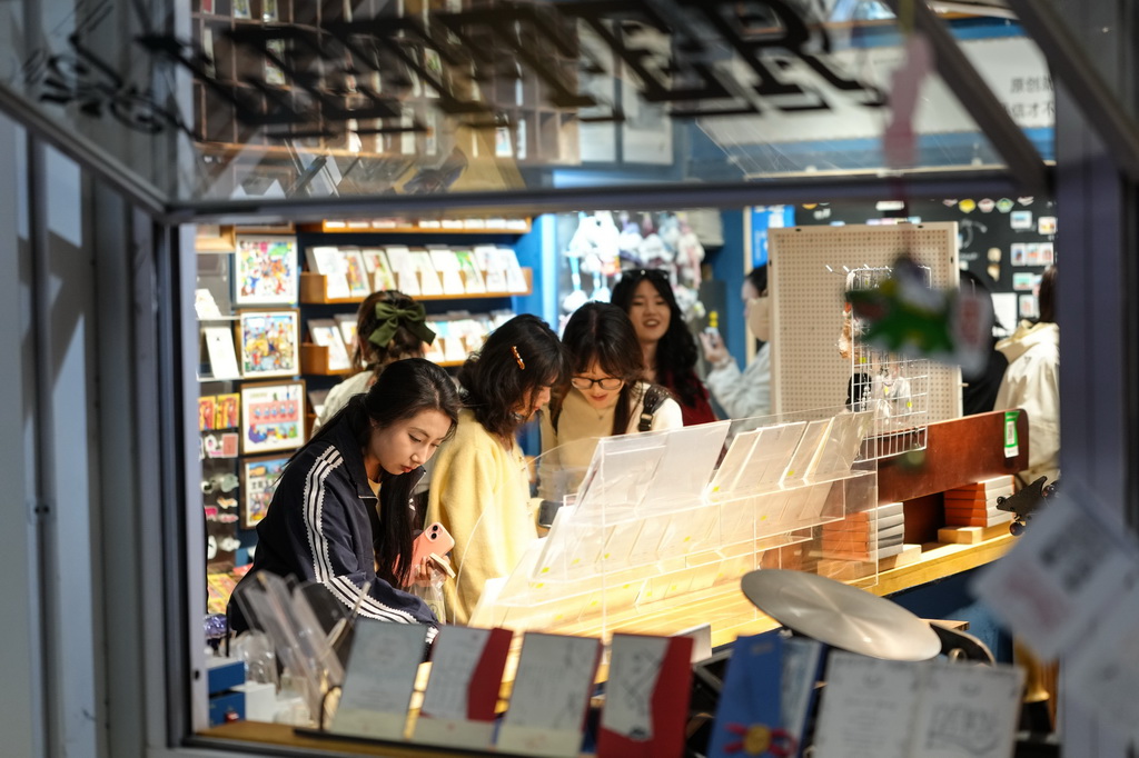 10月6日，游客在沈陽1905文化創意園內的商鋪選購文創產品。