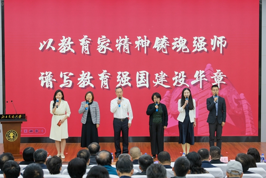 報告會現場。校方供圖