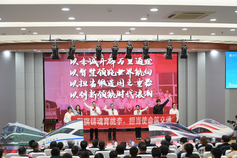 北京交通大學師生在活動現場深情講述。學校供圖
