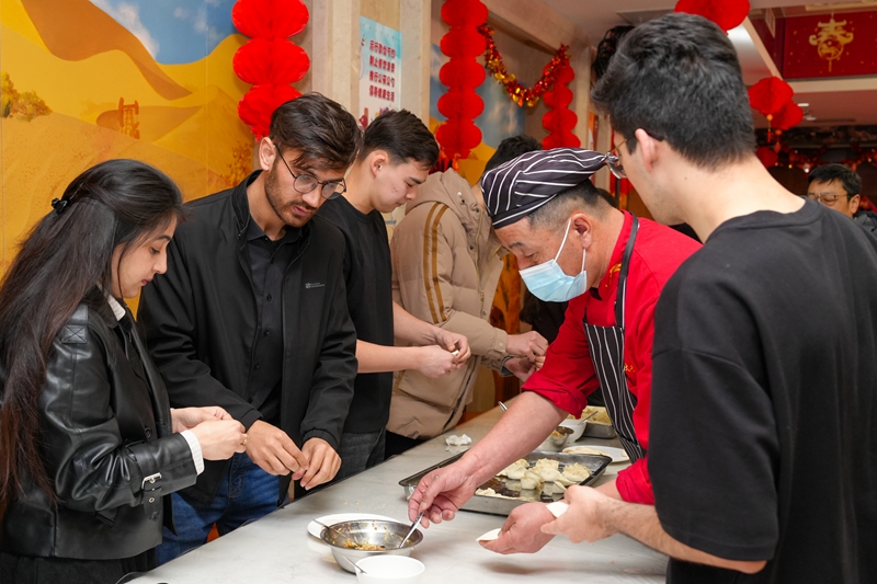 师生员工一起包饺子过新年。石晓轩/摄