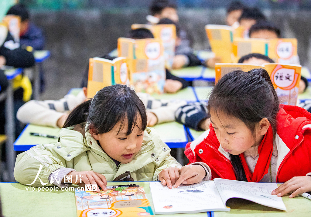 2026年3月2日,貴州從江縣剛邊壯族鄉中心小學學生在教室裡翻閱新課本,迎接新學期的學習生活。羅京來攝(人民圖片網)