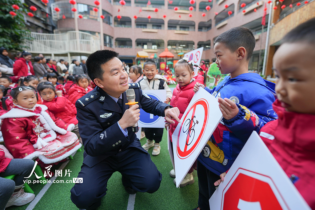 2026年3月2日,四川遂寧市船山區順城街幼兒園開展“開學第一課”,民警現場講解交通標志,普及交通安全知識。劉昌鬆攝(人民圖片網)