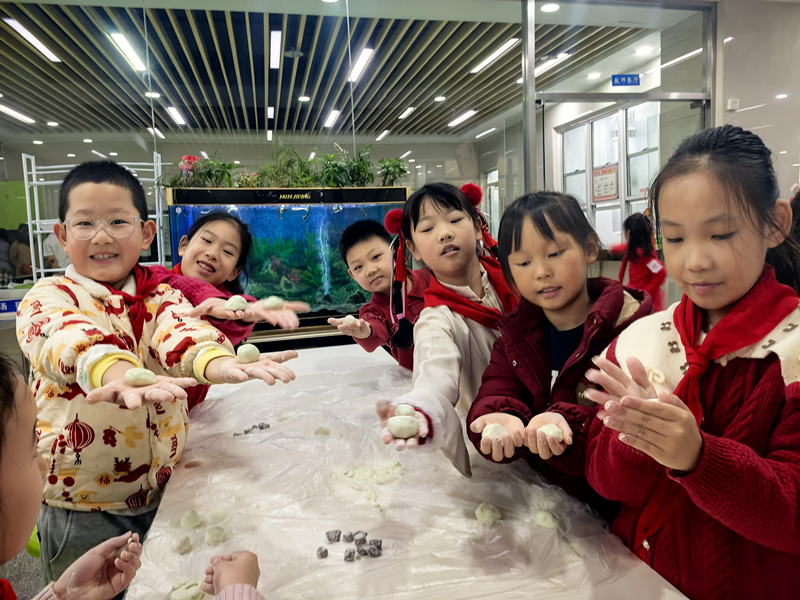 上海市第二師范學校附屬小學學生正在體驗包湯圓。校方供圖