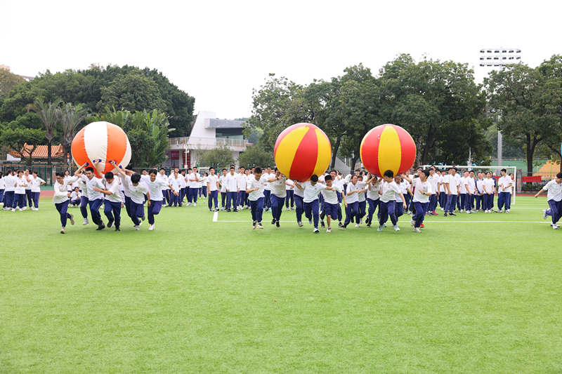 東莞市東莞中學學生在操場上齊心協力搬運巨型充氣球。校方供圖