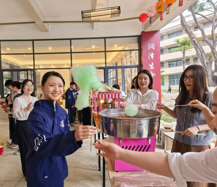 東莞市厚街湖景中學學生體驗棉花糖制作。校方供圖