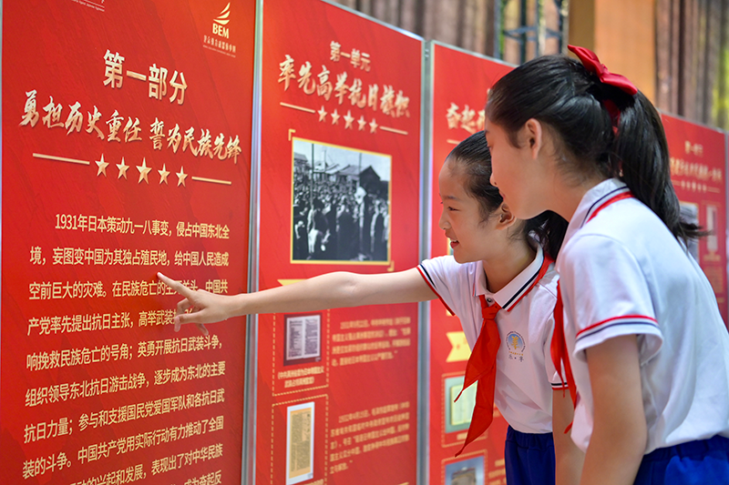 2026“中流砥柱——中國共產黨抗戰文物展”校園巡展活動開幕式現場。北京教育融媒體中心供圖